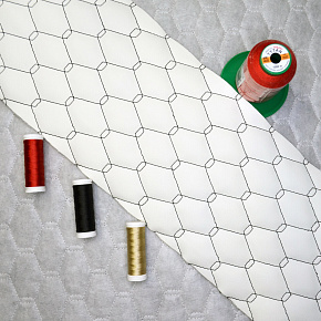 40Ekokůže GEO barva bílá prošívaná černými nitěmi,  1,45 m x 1 m