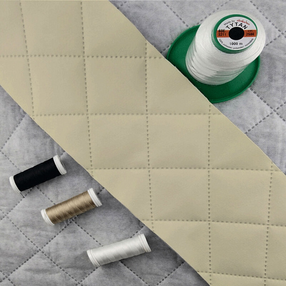 Simili cuir matelassé 5X5 cm, 540 g/m², largeur 145 cm, ecru