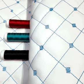 Simili cuir matelassé MIX, 540 g/m², largeur 145 cm, blanc avec fil turquoise