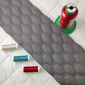 32Ekokůže GEO barva šedá prošívaná červenými nitěmi, koženka metráž,  1,45 m x 0,8 m