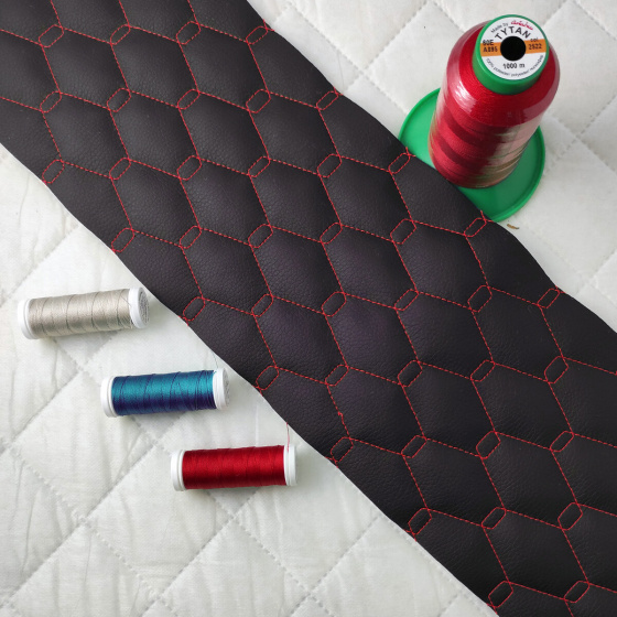 Ekokůže GEO barva černočervená prošívaná nitěmi, koženka metráž,