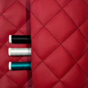 Simili cuir matelassé POINTU 5x5 cm, 540 g/m², largeur 145 cm, rouge avec fil noir