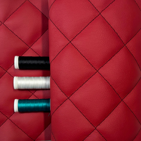 Ekokůže 5x5 barva Červená prošívaná Černými nitěmi, metráž, 145 cm